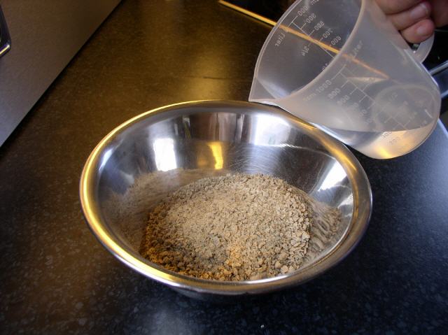 Trockenmischung mit KALTEM Wasser verr&uuml;hren